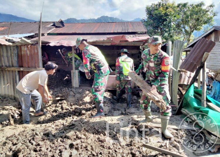 TNI dan Warga Gotong Royong Bersihkan Permukiman Pascabanjir di Aceh Tenggara