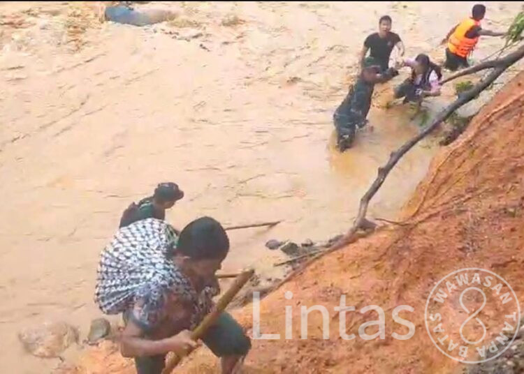 Satgas Gulbencal Kodim Tapteng Evakuasi Puluhan Warga Terjebak Banjir Susulan di Kecamatan Tukka