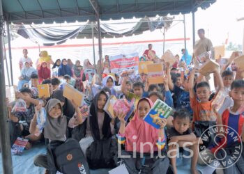 Bantu Anak Terdampak Banjir, TNI AD Salurkan Tas dan Alat Tulis di Bireuen