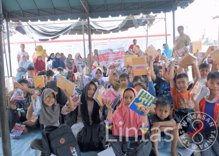 Bantu Anak Terdampak Banjir, TNI AD Salurkan Tas dan Alat Tulis di Bireuen