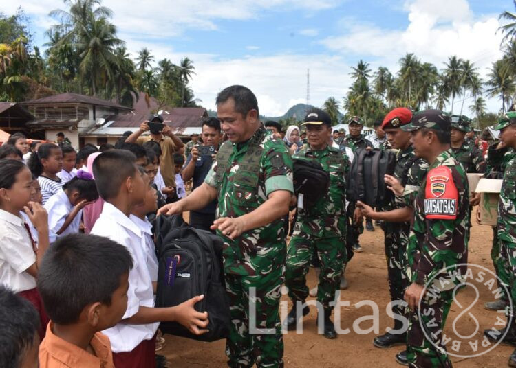 Kasad Tinjau Sekolah Terdampak Bencana dan Posko Pengungsi di Tapanuli Tengah