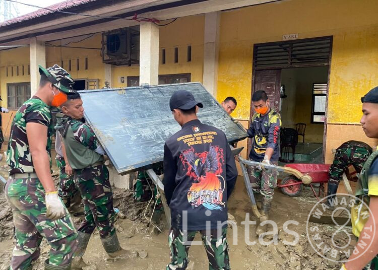 Prajurit TNI, Guru, dan Siswa Gotong Royong Bersihkan SMKN 1 Kuala Simpang