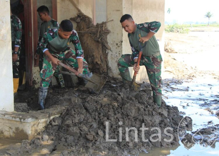 Masih Tertutup Lumpur, Prajurit Yonif TP 857/GG Bersihkan MTsN 2 Pidie Jaya