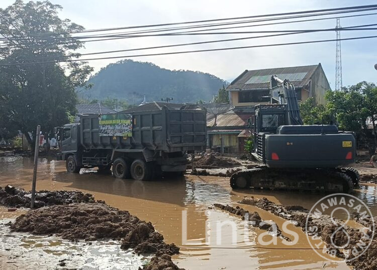 Bersihkan Material Banjir di Kantor Camat Tukka, Satgas Gulbencal Kodam I/BB Kerahkan Alat Berat