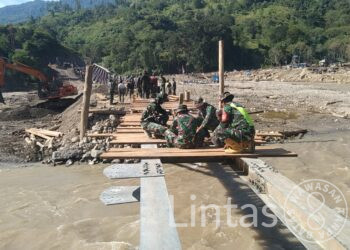 TNI AD dan Warga Gotong Royong Bangun Jembatan Darurat di Burlah
