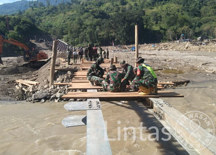 TNI AD dan Warga Gotong Royong Bangun Jembatan Darurat di Burlah