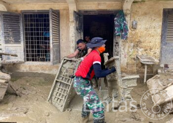 Prajurit Yonif 115/Macan Leuser Bersihkan Lumpur Banjir di Kantor MPD Aceh Tamiang