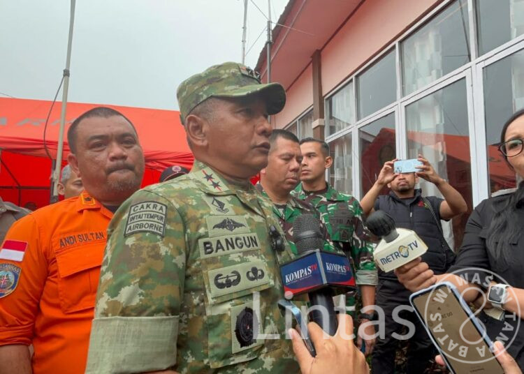 Pantau Langsung Evakuasi Korban Pesawat ATR 42-500, Pangdam XIV/Hsn Pastikan Satu Korban di Temukan