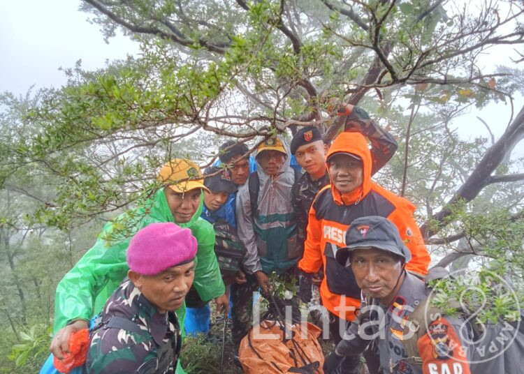 Tanpa Mengenal Lelah Prajurit Hasanuddin Hantam Medan Terjal Mengevakuasi Korban