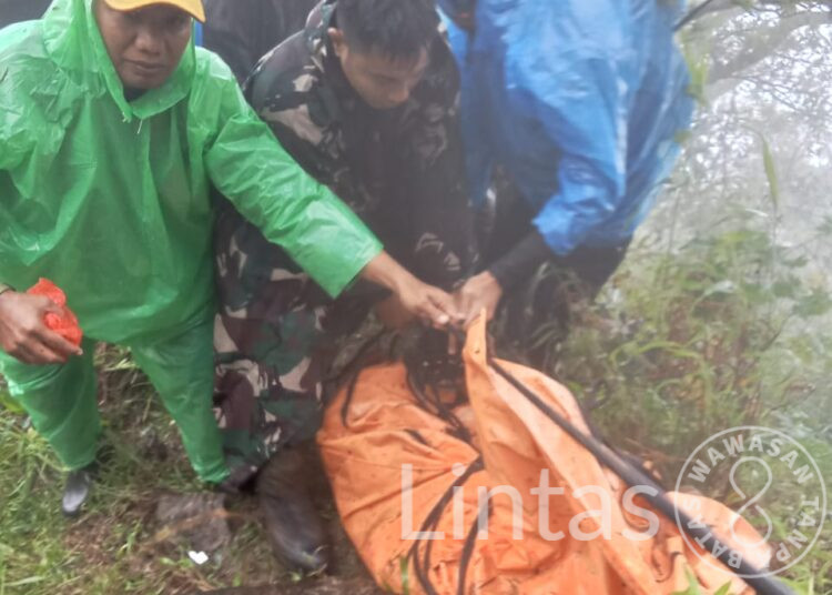 Operasi Kemanusiaan di Bulusaraung, TNI AD Evakuasi Korban Pesawat ATR 42-500