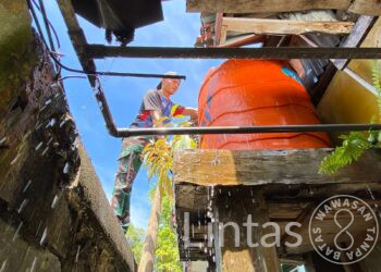Kesulitan Air Bersih Pascabencana, TNI AD Suplai 12.000 Liter Air untuk Warga Padang