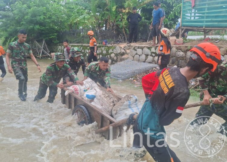 Kodam Jaya Hadir di Tengah Banjir, Evakuasi Warga Hingga Perbaikan Tanggul Jebol