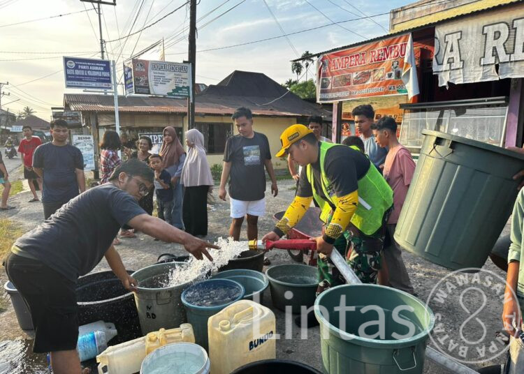Lagi, TNI AD Suplai Air Bersih untuk Warga Korong Gadang Pasca Bencana
