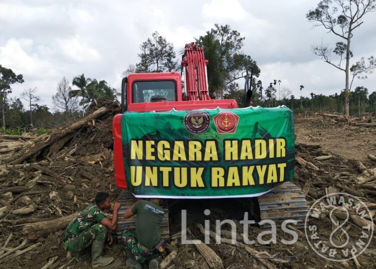Kerahkan Puluhan Alat Berat, TNI Bersihkan Tumpukan Kayu di Desa Geudumbak, Aceh Utara