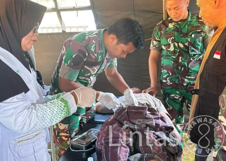 TNI AD dan Relawan Gelar Bakti Kesehatan bagi Korban Banjir di Pameu: Ada Sunat Massal juga!