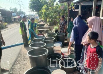 TNI AD Suplai Air Bersih bagi Warga Pascabanjir Bandang di Padang