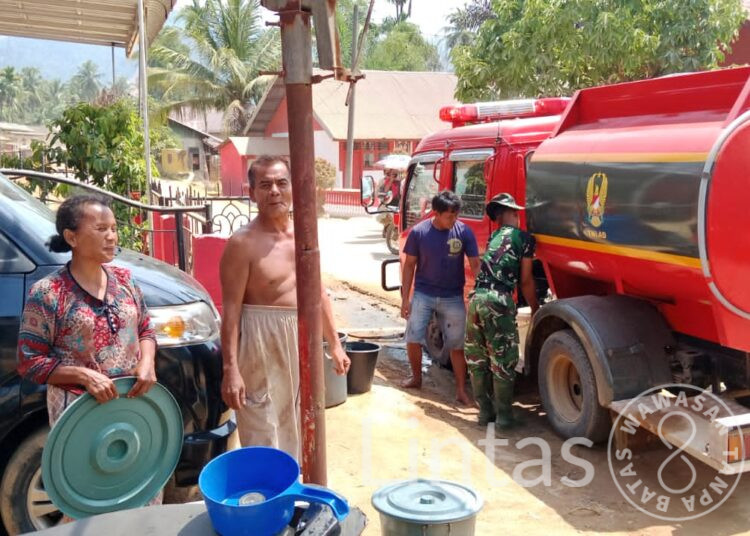 Kerahkan Mobil Damkar, Satgas Gulbencal Bersihkan Jalan dan Sekolah
