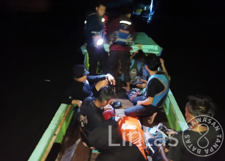 Respons Cepat Babinsa Selamatkan 12 Korban Laka Laut di Perairan Kepulauan Selayar