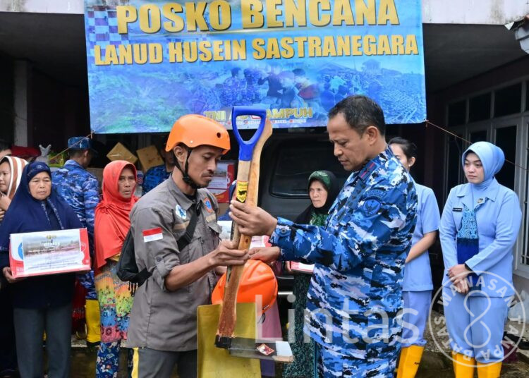TNI AU Salurkan Bantuan Bagi Korban dan Relawan Bencana Longsor di Cisarua, Bandung Barat
