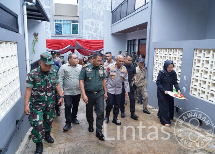 Pangdam III/Siliwangi Serahkan Santunan Rumah dan Motor kepada Ahli Waris Korban Kecelakaan Parongpong Kab Bandung Barat
