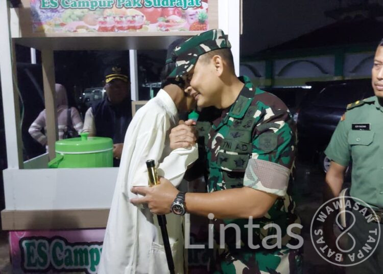 Kodim 0501/JP Serahkan Bantuan Gerobak Es Campur untuk Sudrajat