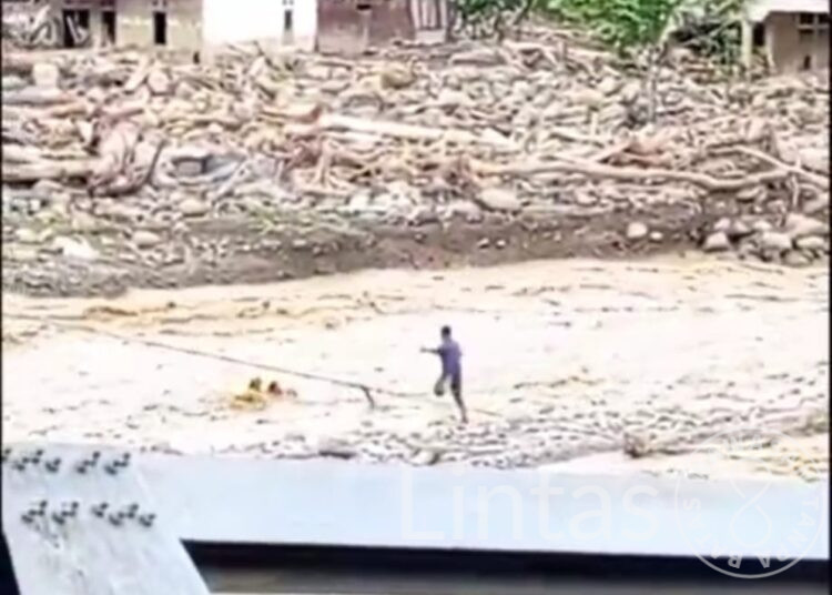 Respons Cepat Prajurit TNI AD Selamatkan Warga Terseret Arus Sungai di Ketol