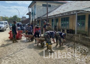Ratusan Prajurit TNI AD dan Relawan Bersihkan SMA Al-Jamiatul Washliyah Aceh Tamiang