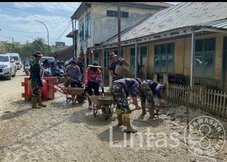 Ratusan Prajurit TNI AD dan Relawan Bersihkan SMA Al-Jamiatul Washliyah Aceh Tamiang