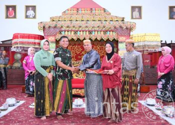 Momen Bersejarah, Pangdam XIV/Hasanuddin Dianugerahi Pin Kehormatan Kedatuan Luwu