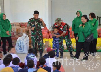 TNI AD Gelar Trauma Healing dan Salurkan Bansos untuk Warga Angkola