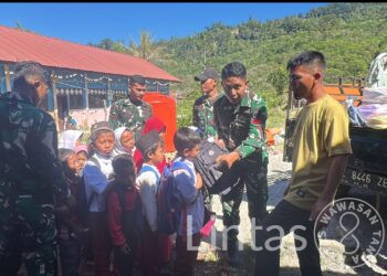 Gelorakan Lagi Semangat Belajar Anak-Anak Rusip Antara, TNI AD Bagikan Tas Sekolah