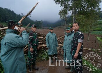 Pangdam III/Siliwangi Tinjau Lokasi Longsor di Pasirlangu, Bandung Barat