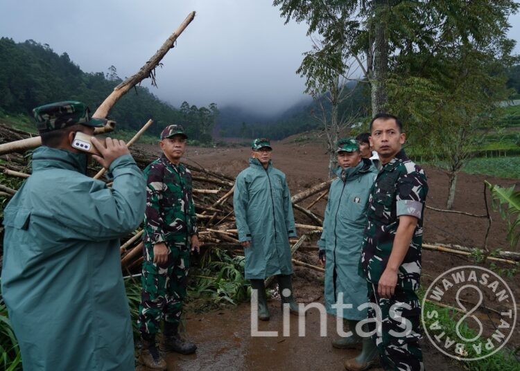 Pangdam III/Siliwangi Tinjau Lokasi Longsor di Pasirlangu, Bandung Barat