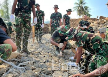 TNI dan Warga Gotong Royong Pulihkan Jaringan Air Bersih di Tukka