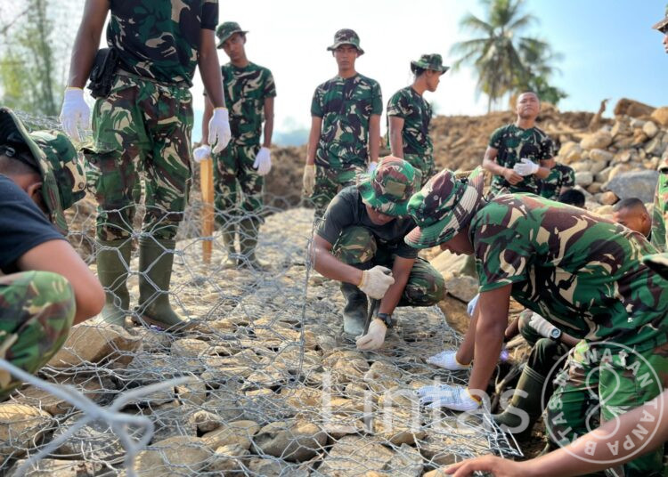 TNI dan Warga Gotong Royong Pulihkan Jaringan Air Bersih di Tukka