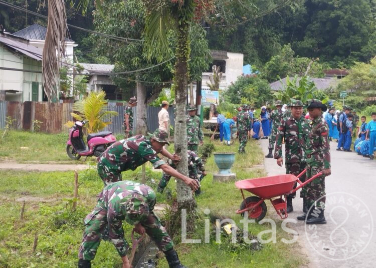 Bersama Rakyat, Prajurit Kodam XIV/Hasanuddin Bersihkan Sulsel–Sultra