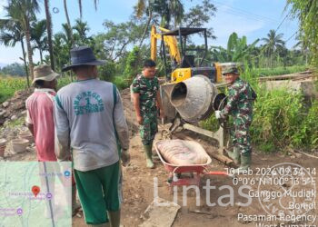 TNI dan Warga Pacu Terus Pembangunan Jembatan Gantung Kampung Alai