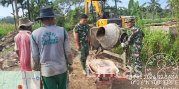 TNI dan Warga Pacu Terus Pembangunan Jembatan Gantung Kampung Alai