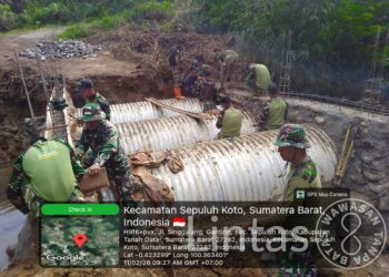 Gotong Royong Pulihkan Akses Warga, Personel Kodam XX/Tuanku Imam Bonjol Bangun Jembatan di Tanjung Sawah