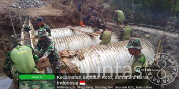 Gotong Royong Pulihkan Akses Warga, Personel Kodam XX/Tuanku Imam Bonjol Bangun Jembatan di Tanjung Sawah