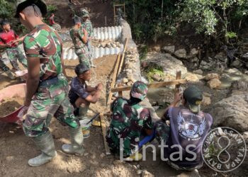 Perkuat Jalur Ekonomi Warga, Jembatan Armco Dibangun di Gunung Omeh