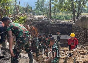 Respons Cepat Pascabencana, TNI AD Bangun Jembatan Gantung di Bonjol