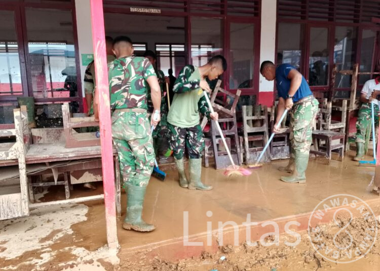 Satgas Gulbencal Bersihkan Lumpur Banjir Susulan, Sekolah di Tukka Kembali Berfungsi