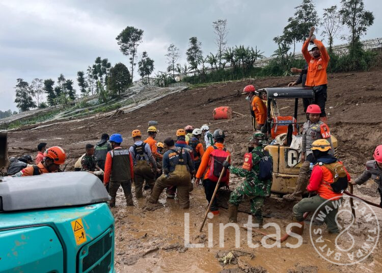 TNI Lanjutkan Evakuasi Korban Longsor Cisarua Masih Berlangsung Intensif