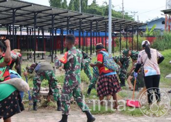 Ciptakan Lingkungan Bersih, Ksatria Brigif TP 82/Wuyou Korako Bidao Membaur Bersama Masyarakat, Kerja Bakti Bersihkan Lingkungan
