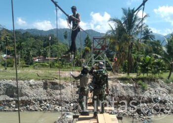 TNI Percepat Penyelesaian Jembatan Gantung Penghubung Darul Hasanah–Badar, Progres Capai 96 Persen