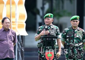 Pangdam XIV/Hsn Bagikan Bingkisan Lebaran untuk Prajurit dan PNS Makodam