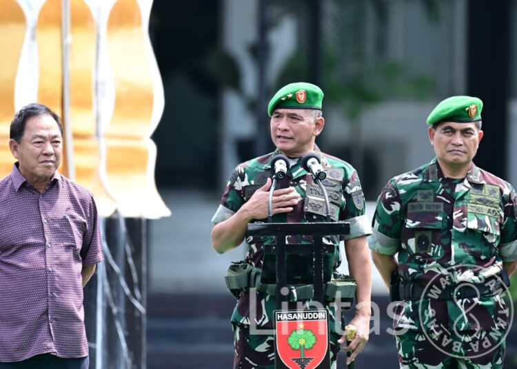 Pangdam XIV/Hsn Bagikan Bingkisan Lebaran untuk Prajurit dan PNS Makodam