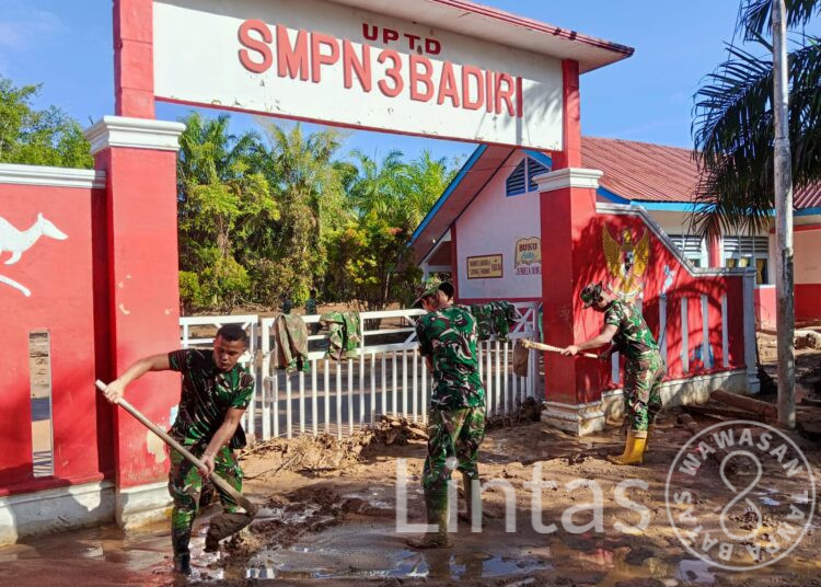 TNI AD Bersihkan SMP Negeri 3 Badiri Pascabanjir Susulan