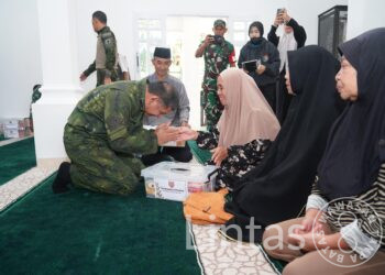 Dekat dengan Rakyat, Pangdam XIV/Hasanuddin Berbagi Paket Sembako di Masjid H. Sjamsoeddin Kurnia Malino